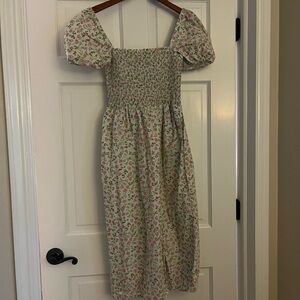 Spring/Summer dress, off the shoulder, with a slit. It also has pockets.